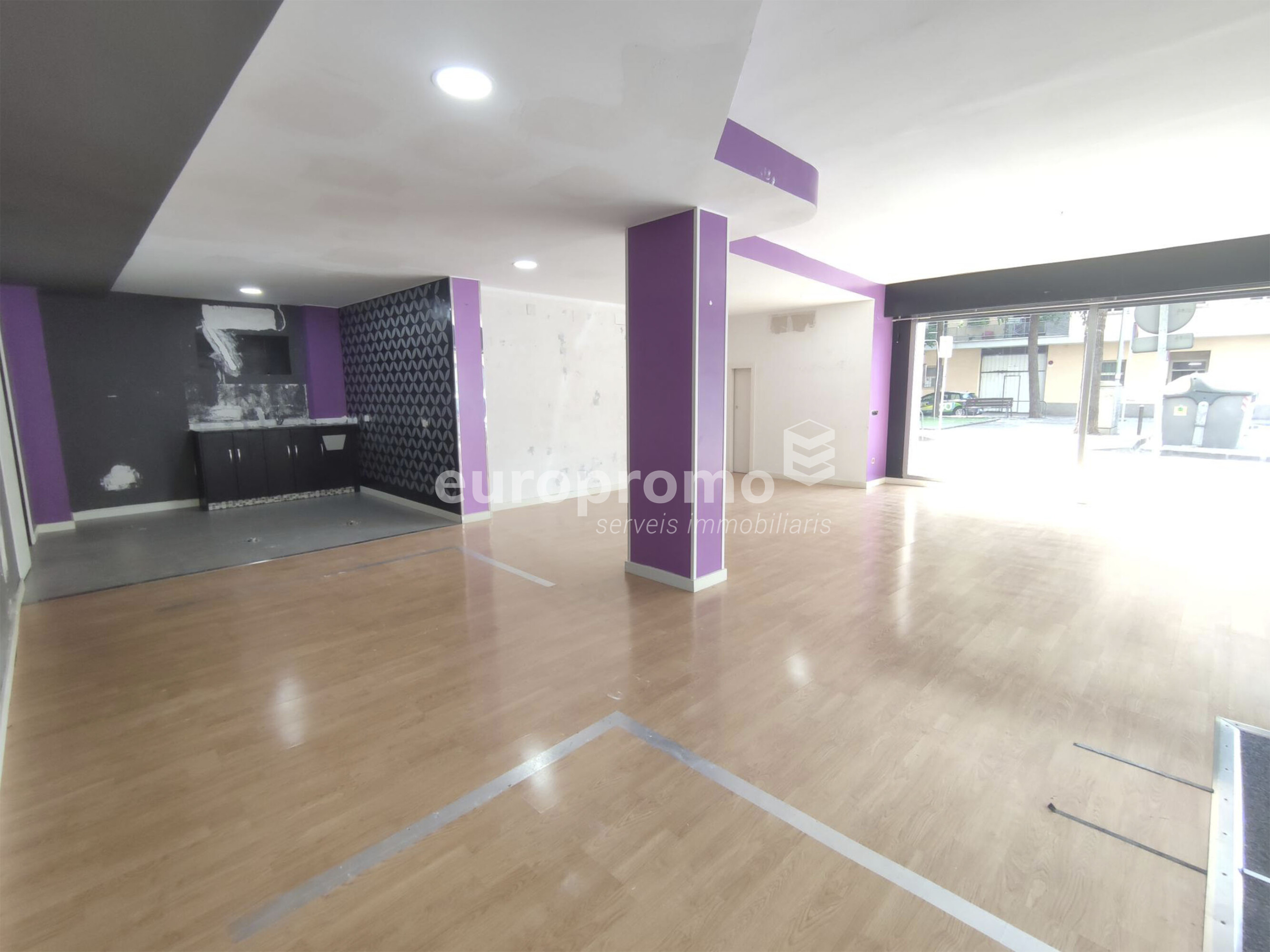 Local esquinero de 76m2 con 14 metros lineales de fachada situado en la zona  en Santa Eugènia